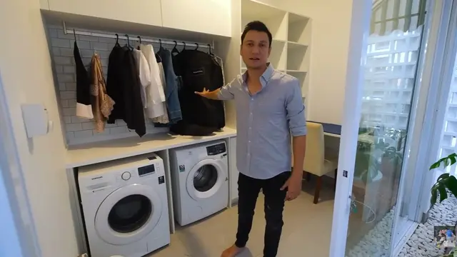 Potret Mushola Semi Outdoor dan Ruang Cuci di Rumah Titi Kamal