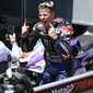 Pembalap Yamaha asa Prancis Fabio Quartararo berselebrasi setelah memenangkan MotoGP Catalunya di Circuit Barcelona de Catalunya, Minggu (5/6/2022).&nbsp;(LLUIS GEN / AFP)