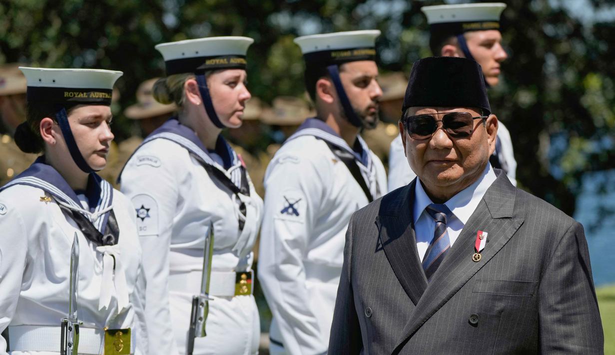 Kedua negara juga merayakan 75 tahun hubungan diplomatik pada tahun lalu sebagai momentum untuk memperkuat kemitraan strategis yang saling menguntungkan di masa depan.Presiden Indonesia Prabowo Subianto (kanan) memeriksa pasukan kehormatan di Admiralty House di Sydney, Australia, pada Rabu 12 November 2025. (Rick Rycroft/POOL/AFP)
