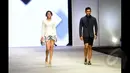 Sejumlah model berjalan diatas catwalk memakai busana rancangan Zalora  pada ajang Indonesia Fashion Week 2015 di JCC Senayan, Jakarta, Kamis (26/2). (Liputan6.com/Panji Diksana)