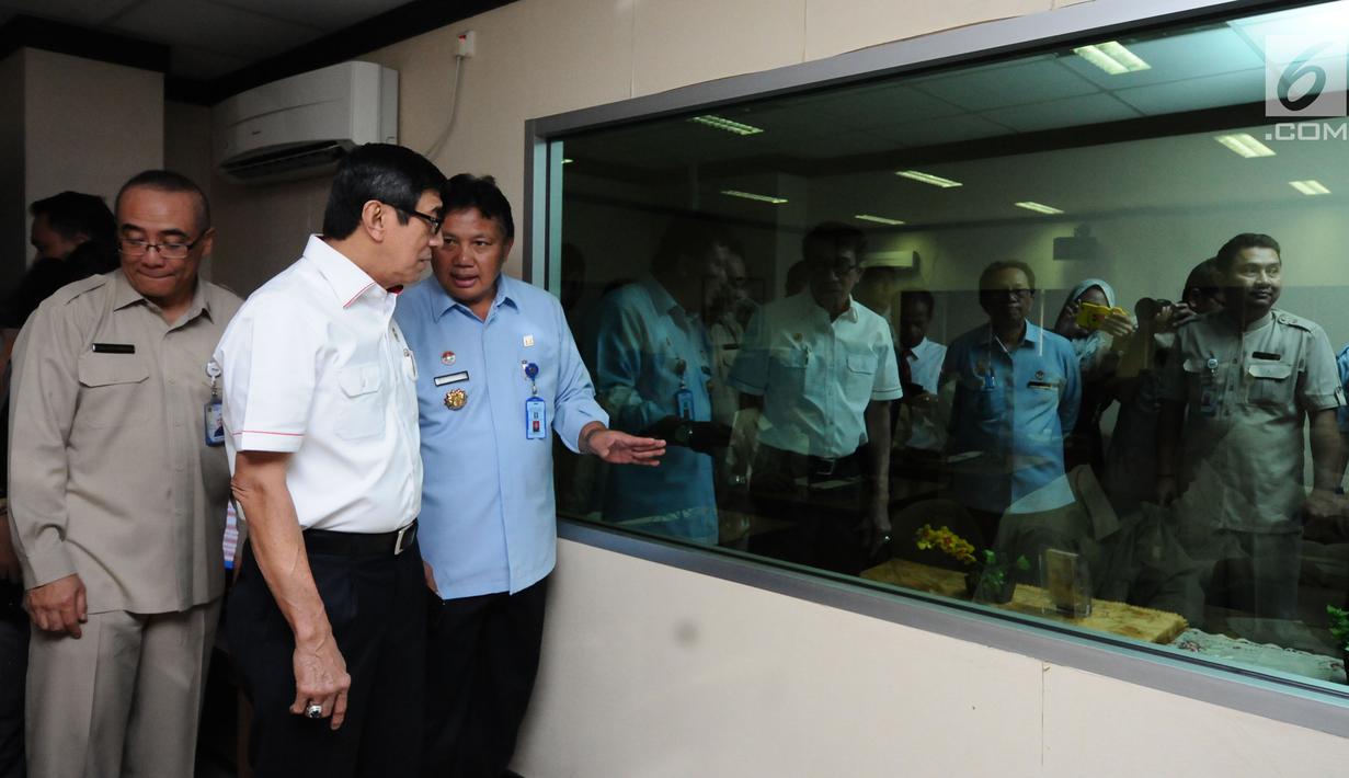 Menkumham Yasonna H Laoly (tengah) meninjau lokasi tes seleksi CPNS Kemenkumham di gedung BKN, Jakarta, Senin (11/9). Pada 2017, tercatat 1.116.138 pelamar CPNS mendaftar di lingkungan Kemenkumham. (Liputan6.com/Helmi Fithriansyah)
