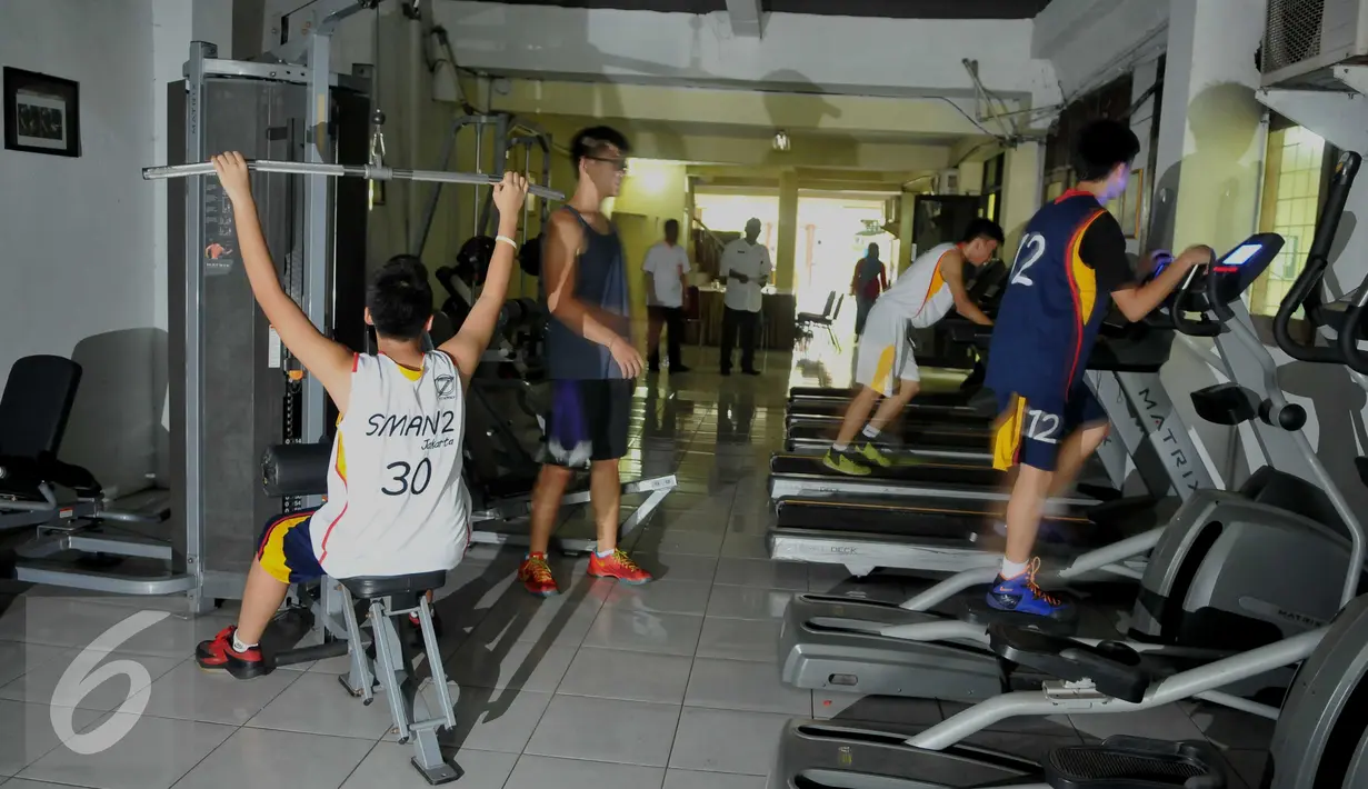 Siswa menggunakan peralatan fitnes di SMA Negeri 2 Tamansari, Jakarta, Kamis (14/4). Untuk meningkatkan mutu sekolah negeri, pemerintah diharapkan melengkapinya dengan beragam fasilitas keterampilan, kesenian dan kesehatan. (Liputan6.com/Gempur M Surya)