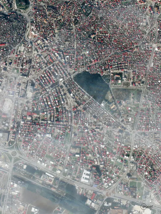 Citra satelit yang disediakan oleh Planet Labs PBC ini menunjukkan kerusakan besar setelah gempa bumi di Kahramanmaras, Turki, Selasa (7/2/2023). Petugas penyelamat berlomba dengan waktu untuk menemukan lebih banyak korban selamat dan membantu yang terluka saat kematian korban melewati 7.200 dari gempa dahsyat yang melanda Turki dan Suriah pada hari sebelumnya. (Planet Labs PBC via AP)