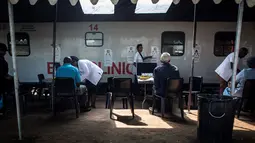 Sejumlah dokter melayani pasien saat Kereta Phelophepha singgah di Pienaarsrivier, Afrika Selatan, Senin (6/3). Phelophepha merupakan cara pemerintah Afsel memberikan layanan kesehatan bagi masyarakat di wilayah terpencil. (AFP Photo/ JOHN WESSELS)