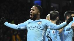 Pemain Manchester City, Raheem Sterling membuntuti Aguero pada urutan kedua top scorer, Sterling telah mengoleksi 17 gol hingga pekan ke-34 Premier League. (AFP/Oli Scarff)
