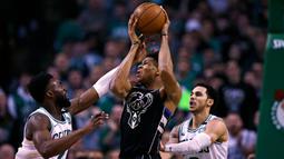 Pebasket Boston Celtics, Jaylen Brown, menghadang pebasket Milwaukee Bucks, Giannis Antetokounmpo, pada gim kedua babak play off NBA di Stadion TD Garden, Rabu (18/4/2018). Celtics menang 120-106 atas Bucks. (AP/Charles Krupa)