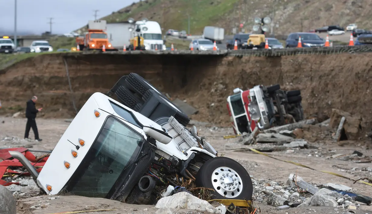 Sejumlah traktor terguling akibat longsor di Cajon Pass, California, (18/2). Badai terbesar yang melanda California menimbulkan kerusakan yang parah. (David Pardo/The Daily Press via AP)
