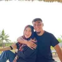 Sekedar informasi, setelah tiga tahun resmi  cerai dengan Pasha Ungu, Okie menikah lagi dengan pemain sepak bola Gunawan Dwi Cahyo. Kemesraan dan keharmonisan keduanya kerap  menarik perhatian netizen. Beberapa potretnya kerap di bagikan di media sosial mereka. [Instagram/okieagustina_]