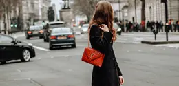 Selain desain dan pilihan tas yang banyak, kamu juga harus menyesuaikan tas dengan gayamu. (Foto: Unsplash.com/Laura Chouette)