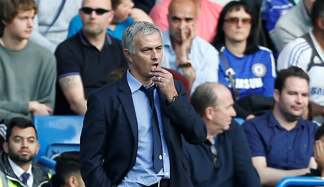 Raut muka tegang Jose Mourinho saat Chelsea menjamu Liverpool di Stadion Stamford Bridge, London, (31/10/2015). (AFP Photo/Ian Kington)