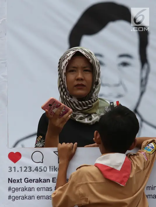 Emak-emak dan seorang anak saat menghadiri acara Deklarasi Emak-emak dan anak-anak minum susu (Gerakan Emas) di Lapangan stadion Perumnas Klender, Jakarta Timur,Rabu (24/10). (Merdeka.com/Imam Buhori)