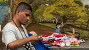 Mantan anggota geng sadis merenda di Penjara San Francisco Gotera, El Salvador, 16 Juli 2018. Anggota dua geng sadis, MS-13 dan Barrio 18 siap bergabung dengan masyarakat setelah mendapat berbagai pelajaran di penjara. (Oscar Rivera/AFP)