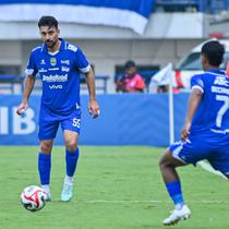 Aksi pemain Persib Bandung,&nbsp;Frans Putros, pada laga BRI Super League 2025/2026 (Dok. I.League)