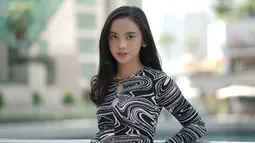 Makeup dan gaya rambut sederhana juga lebih sering digunakan Lyodra saat berada di luar panggung. Ia juga kerap terlihat menggunakan busana simple namun memiliki detail cantik baik motif ataupun gaya cuttingnya. (Liputan6.com/IG/@lyodraofficial)