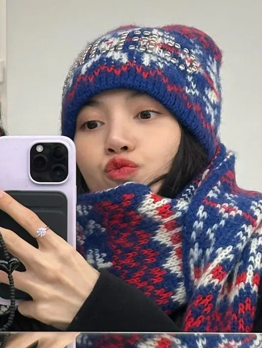 <p>Lisa melakukan mirror selfie sambil mengenakan beanie hat dan syal berwarna senada. Blackpink saat ini sedang sibuk melakukan tour keliling Eropa. (Instagram/@lalalalisa_m)</p>