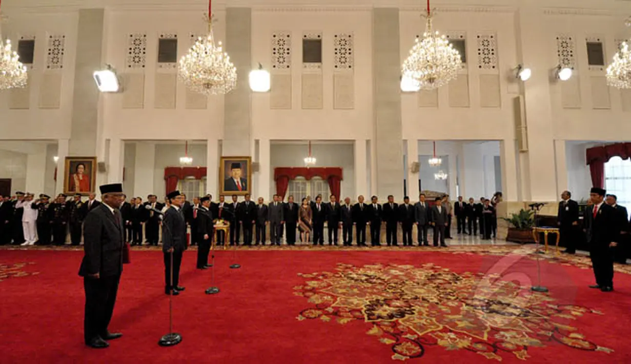 Presiden Joko Widodo resmi melantik dan melaksanakan pengambilan sumpah 3 pejabat Plt pimpinan KPK, yakni Johan Budi Sapto Prabowo, Taufiequrachman Ruki dan Indriyanto Seno Aji di Istana Negara, Jakarta, Jumat (20/2/2015). (Liputan6.com/Faizal Fanani)