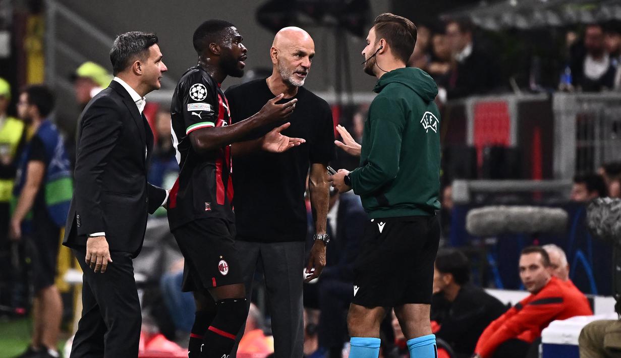 Pelatih AC Milan, Stefano Pioli sempat melancarkan protes keras atas karu merah tersebut di pinggir lapangan kepada asisten wasit perangkat pertandingan. (AFP/Marco Bertorello)