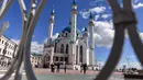 Wisatawan mengunjungi masjid Kul Sharif yang terletak di Kazan, Rusia. Arsitekturnya yang indah menjadikannya sebagai salah satu objek tujuan para pelancong muslim. (Photo by SAEED KHAN / AFP)