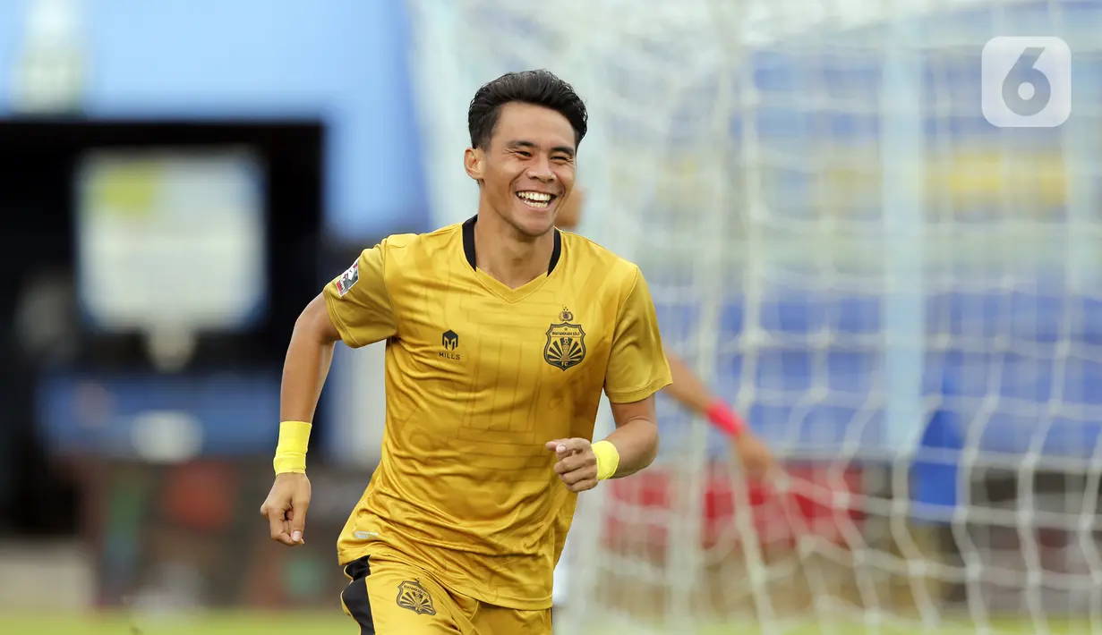 Ekspresi pemain Bhayangkara Solo FC Alsan Putra Masat Sanda setelah mencetak gol ke gawang Borneo FC Samarinda dalam pertandingan babak penyisihan Piala Menpora 2021 di Stadion Kanjuruhan, Malang, Jawa Timur, Senin (22/3/2021). (Bola.com/Arief Bagus)