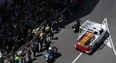 Orang-orang berkumpul di sepanjang jalan menyaksikan iring-iringan kendaraan yang membawa jenazah mendiang Paus Fransiskus dari Basilika Santo Petrus ke Basilika Santa Maria Maggiore dalam upacara pemakaman di Roma pada 26 April 2025. (Piero CRUCIATTI/AFP)