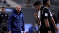 Manajer Timnas Inggris U-20, Ian Foster berteriak saat timnya bermain imbang 0-0 melawan Irak di Piala Dunia U-20 2023 hari Senin (29/05/2023) dini hari WIB. (JUAN MABROMATA / AFP)