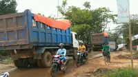 Monster-monster itu hampir setiap waktu dalam sehari lalu lalang terkait dengan proyek pembangunan jalan tol Pemalang-Pekalongan. (Liputan6.com/Fajar Eko Nugroho).