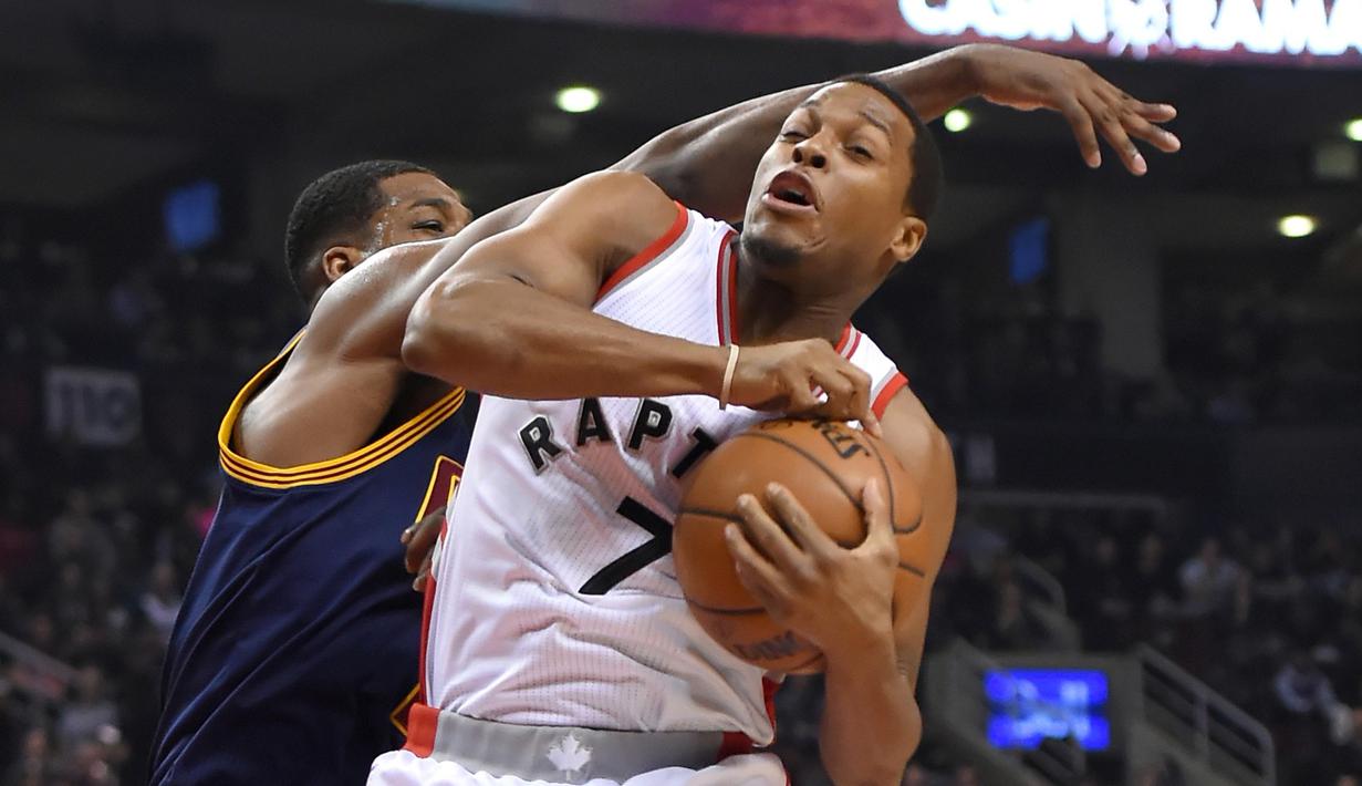 Pemain Toronto Raptors, Kyle Lowry #7 berusaha mengamankan bola rebound dari kejaran pemain Cleveland Cavaliers, Tristan Thompson #13 pada laga NBA di Air Canada Centre, (6/12/2016). (Reuters/Dan Hamilton-USA TODAY Sports)