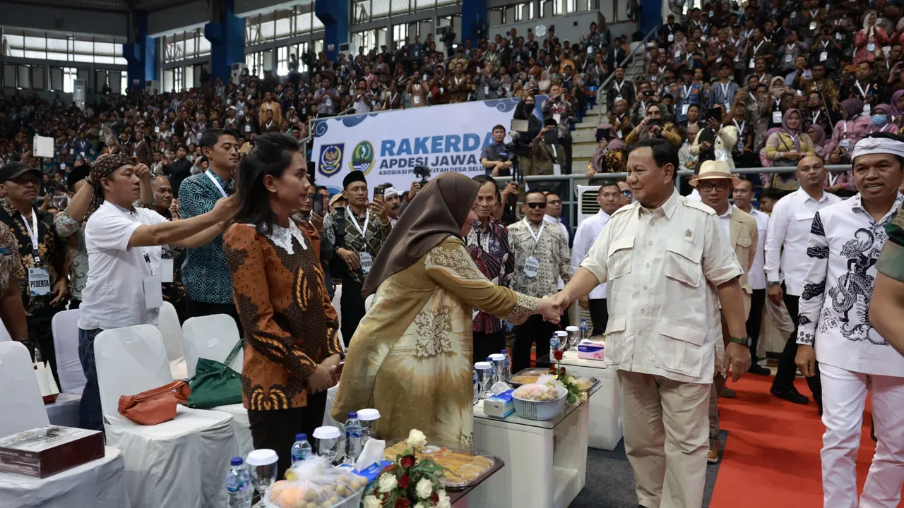 Menhan Prabowo Subianto memenuhi undangan Rakerda APDESI Jabar 2023 di GOR C-Tra Arena Bandung, Kamis (23/11/2023).