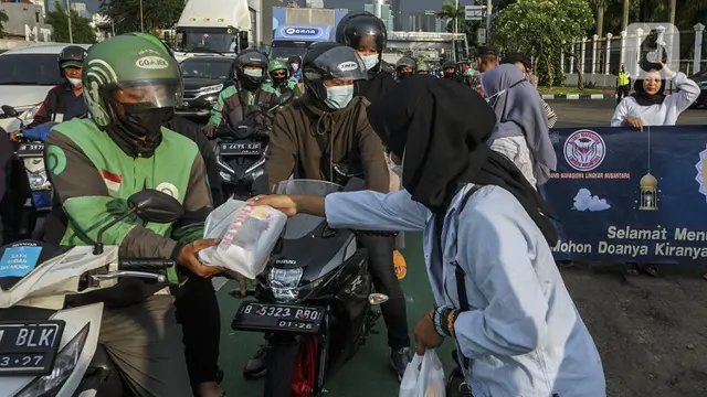 FOTO: Mahasiswa Bagikan Takjil Saat Demo Terkait Penambangan Batu Bara di DPR