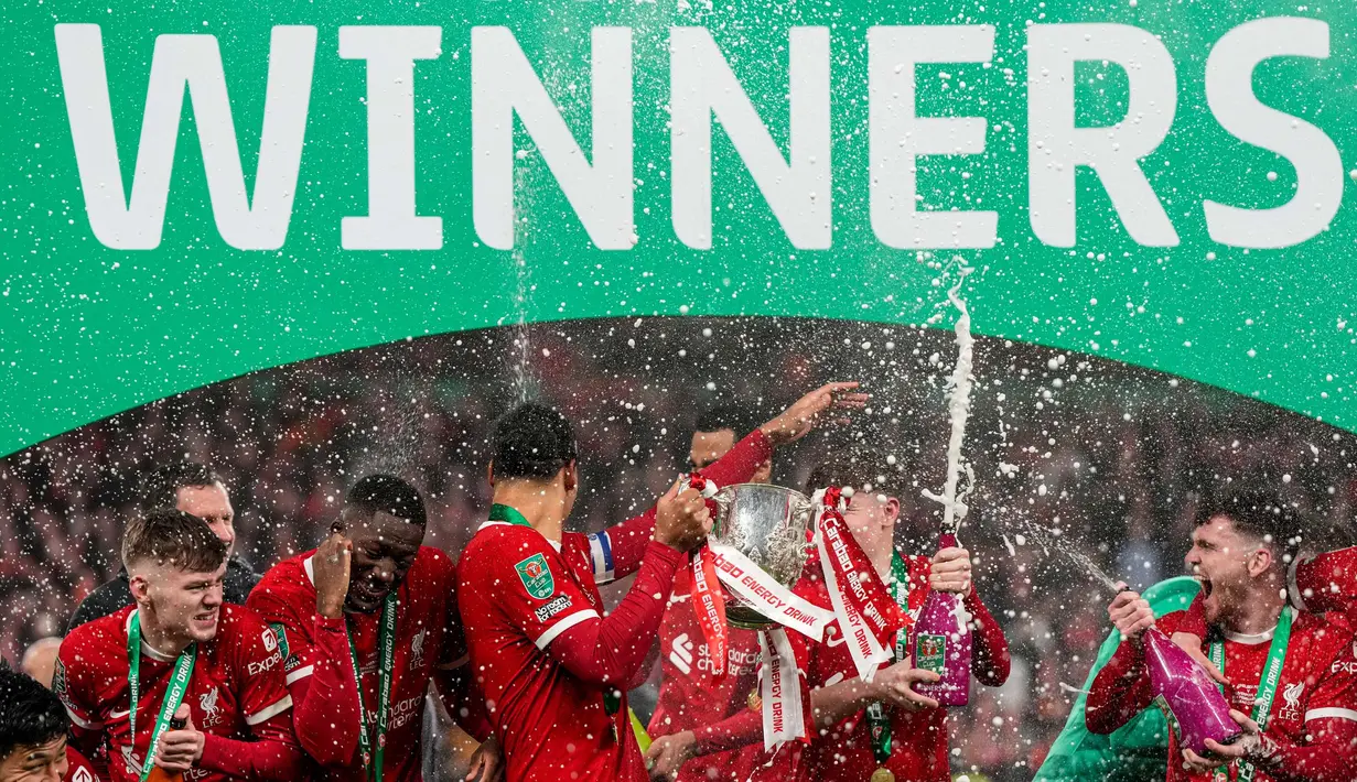 Para pemain Liverpool merayakan kemenangan dalam pertandingan final Piala Liga Inggris melawan Chelsea di Stadion Wembley, London, Minggu, 25 Februari 2024. (AP Photo/Alastair Grant)