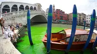 Air di Grand Canal Venesia yang terkenal, berubah menjadi hijau cerah sore ini. (Sumber: ANSA/AFP)