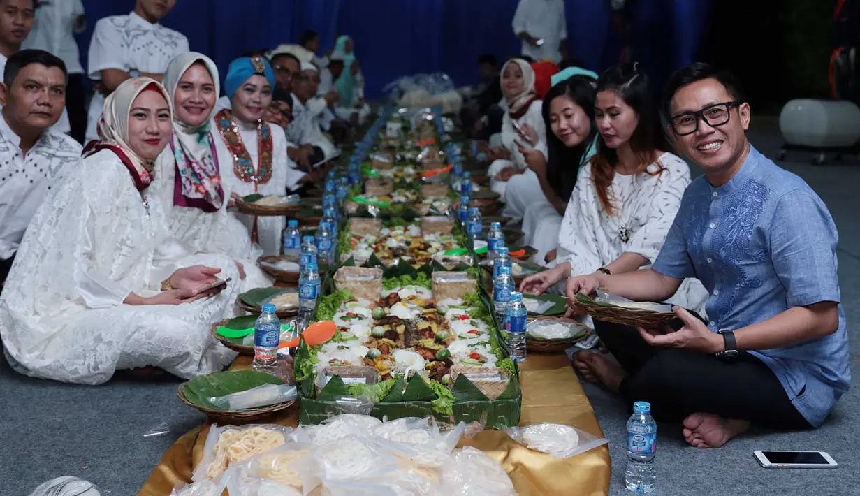 Komedian, presenter yang kini menjadi Anggota DPR, Eko Hendro Purnomo menggelar  buka bersama dengan para karyawannya. Dalam acara itu, Eko juga mengundang puluhan anak yatim. (Deki Prayoga/Bintang.com)