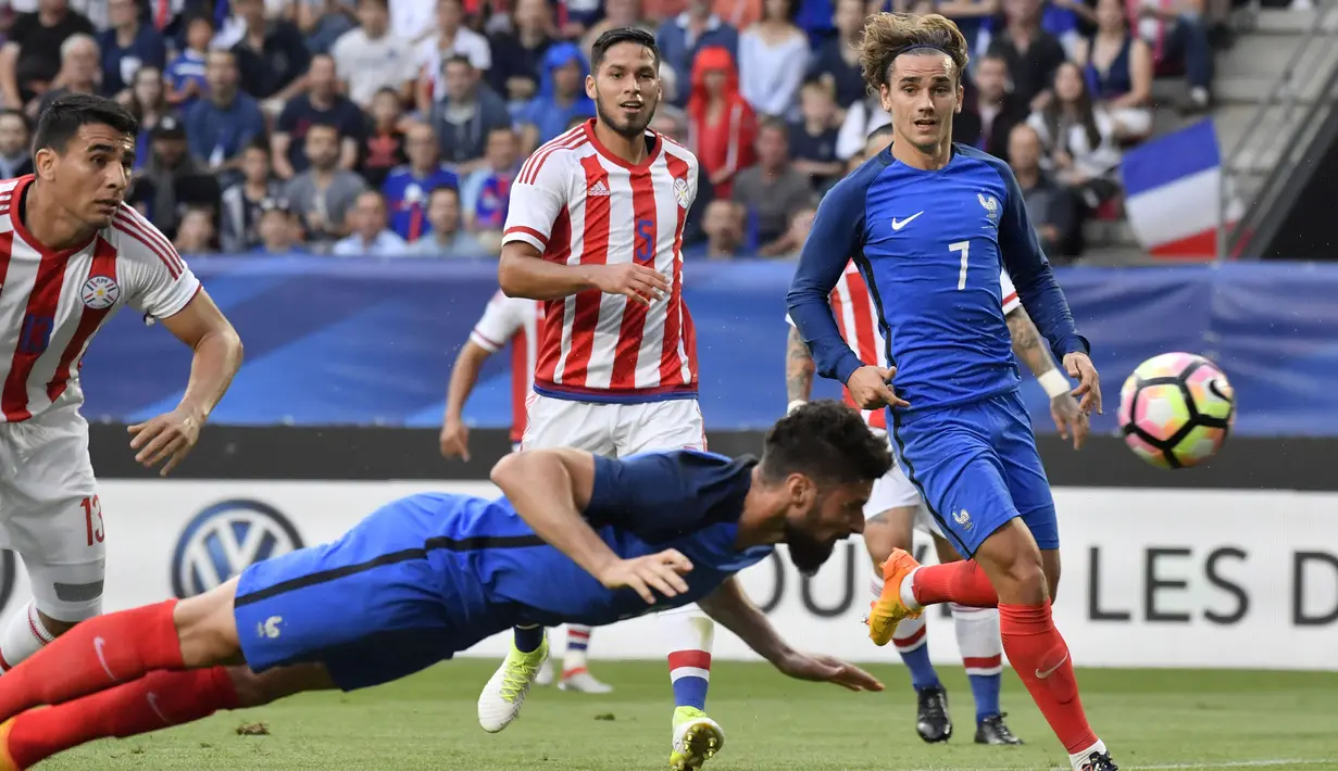 Striker Prancis, Olivier Giroud, melesatkan bola dengan tandukan kepala ke arah gawang Paraguay pada laga uji coba di Stadion Roazhon Park, Rennes (02/06/17). Prancis menang 5-0. (EPA/Julien De Rosa)