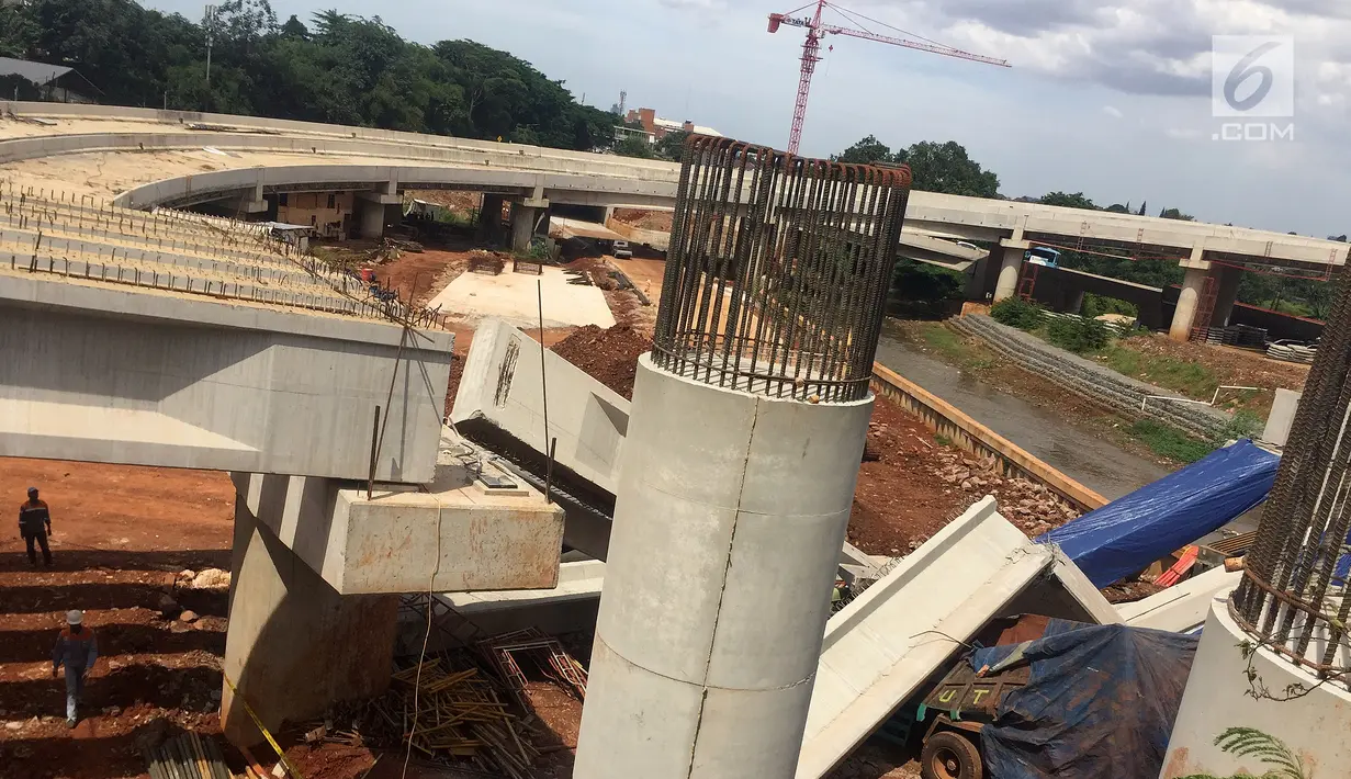 Sebuah truk proyek ditutup terpal biru akibat girder proyek pembangunan Jalan Tol Depok-Antasar di Jalan TB Simatupang, Jakarta ambruk, Selasa (2/1). Tidak ada korban jiwa dalam peristiwa tersebut. (Liputan6.com/Immanuel Antonius)