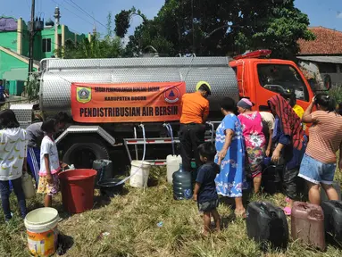 Warga antre mengambil air bersih bantuan Badan Penanggulangan Bencana Daerah (BPPD) Kabupaten Bogor di Pabuaran, Ciampea, Bogor, Jawa Barat, Senin (6/8). Kemarau menyebabkan sejumlah wilayah kekeringan dan kesulitan air bersih. (Merdeka.com/Arie Basuki)
