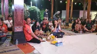 Ketua DPC PDIP Solo, FX Hadi Rudyatmo sedang mennonton debat cawapres bersama kader dan warga di Joglo Pucangsawit, Solo, Jumat malam (22/12). (Liputan6.com/Fajar Abrori).