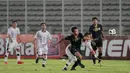 Penyerang Timnas Indonesia, Osvaldo Haay, berusaha melewati pemain Bali United pada laga uji coba di Stadion Madya, Jakarta, Minggu (7/3/2021). Indonesia menang dengan skor 3-1. (Bola.com/ Ikhwan Yanuar Harun)