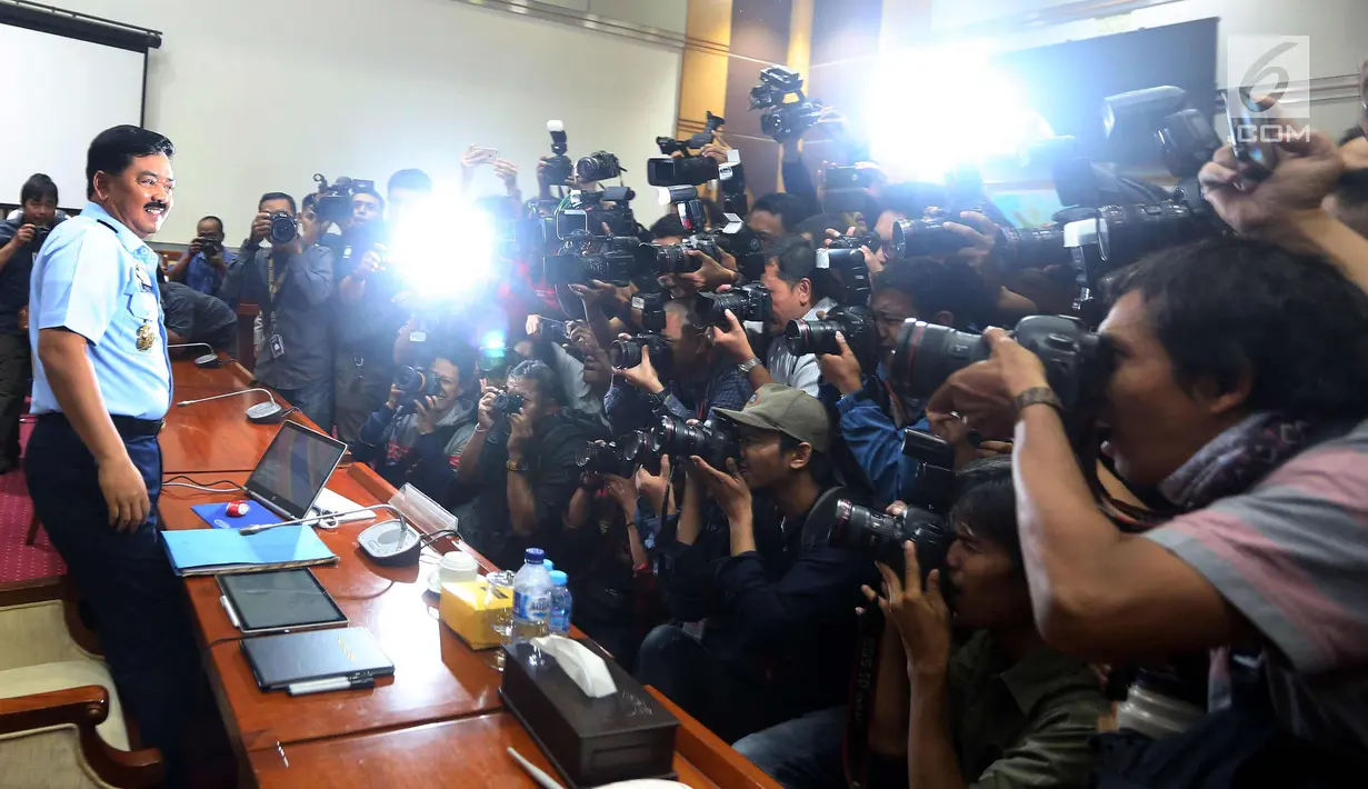 Kepala Staf Angakatan Udara (KSAU) Marsekal Hadi Tjahjanto usai membacakan visi-misi dalam fit and proper test calon Panglima TNI di ruang Rapat Komisi I, Kompleks Parlemen Senayan, Jakarta, Rabu (6/12). (Liputan6.com/Johan Tallo)