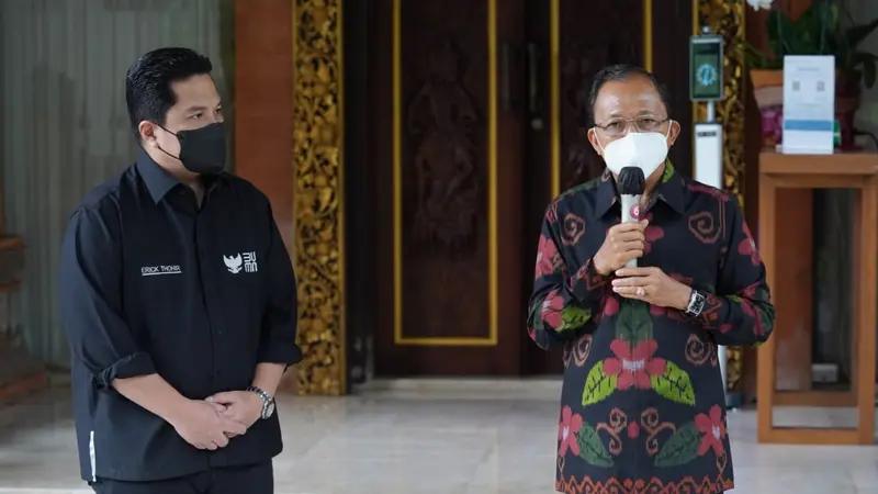 Menteri BUMN Erick Thohir saat mengunjungi Gubernur Bali, Wayan Koster di Gedung Jayasabha, rumah dinas Gubernur Bali, di Denpasar, Selasa (5/10/2021).