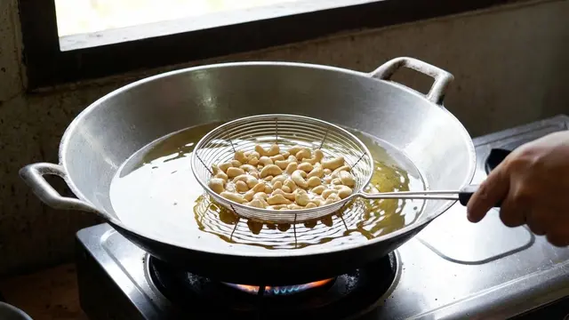 Cara Goreng Kacang Mede Tahan Lama dan Anti Pahit