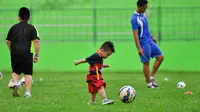 Aksi putra para pemain Arema Cronus ini sungguh menggemaskan, seperti yang diperlihatkan Emilio Andreas Giron, putra Gustavo Giron. (Bola.com/Iwan Setiawan)