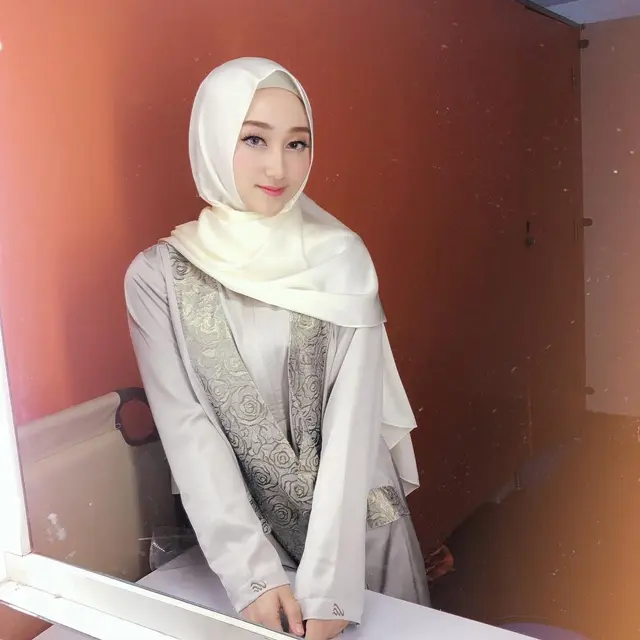 7 Gaya Sandrina IMB Pakai Hijab Ini Cantiknya Curi Perhatian