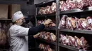 Seorang tukang daging bekerja di toko daging di restoran Don Julio di lingkungan Palermo, Buenos Aires, Argentina, Kamis (20/5/2021). Penghentian ekspor daging sapi mendapat penolakan dari asosiasi bisnis Argentina. (RONALDO SCHEMIDT/AFP)