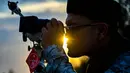 Seorang petugas observatorium mengamati bulan, menjelang Idul Fitri sekaligus menandai berakhirnya bulan suci Ramadan1447 Hijriah melalui teleskop di kantor observatorium, pantai Lhoknga, Aceh pada Kamis 19 Maret 2026. Salah satu metode dalam menentukan awal bulan Hijriah, umat Islam menggunakan rukyat hilal. (CHAIDEER MAHYUDDIN/AFP)