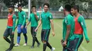 Pemain Timnas Indonesia U-23, Gavin Kwan Adsit (tengah) usai latihan di Lapangan A Senayan, Jakarta, Sabtu (17/3). Latihan ini persiapan uji tanding melawan Singapura pada 21 Maret mendatang. (Liputan6.com/Helmi Fithriansyah)