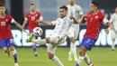 Pemain Argentina, Nicolas Tagliafico, mengontrol bola saat melawan Chili pada Kualifikasi Piala Dunia 2022 Zona Amerika Selatan di Stadion Santiago del Estero, Jumat (4/6/2021). Kedua tim bermain imbang 1-1. (Agustin Marcarian, Pool via AP)