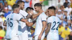 Para pemain Argentina merayakan gol yang dicetak Lucas Alario ke gawang Ekuador pada laga persahabatan di Stadion Martinez Valero, Elche, Minggu (13/10). Ekuador kalah 1-6 dari Argentina. (AFP/Jose Jordan)