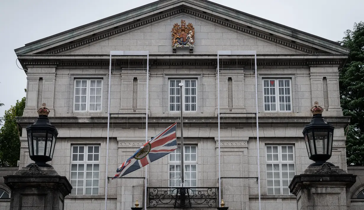 Bendera Inggris berkibar setengah tiang di kedutaan Inggris setelah kematian Ratu Elizabeth II, di Tokyo, Jepang pada 9 September 2022. Elizabeth lahir pada 21 April 1926, di Bruton Street, London. (Photo by Yuichi YAMAZAKI / AFP)