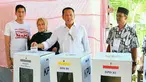 Ketua DPR RI Bambang Soesatyo bersama keluarga saat menggunakan hak pilihnya pada Pemilu 2019 di Tempat Pemungutan Suara (TPS) 15, Kelurahan Purbalingga Lor, Kecamatan Purbalingga, Kabupaten Purbalingga, Jawa Tengah, Rabu (17/4). (Liputan6.com/Pool/Humas DPR)