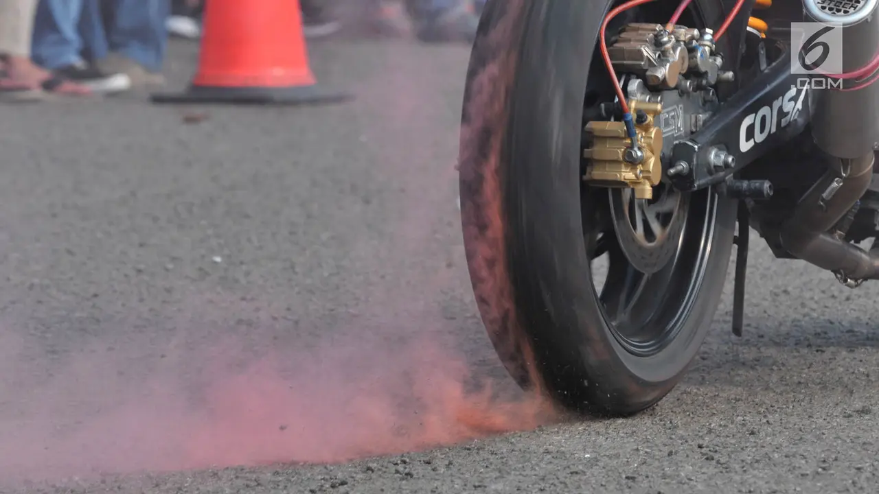 Atraksi Freestyle Sepeda Motor Ramaikan Festival Damai di Monas